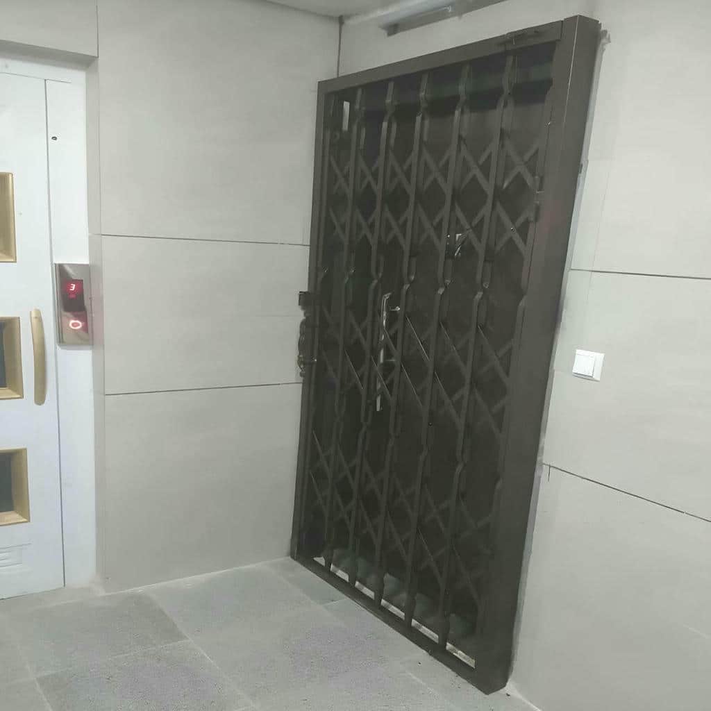 درب آکاردئونی آپارتمان با پوشش رنگ یکدست