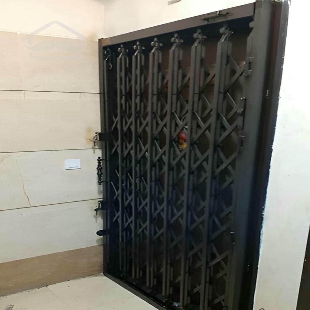 درب آکاردئونی آپارتمان با پوشش سطح مات