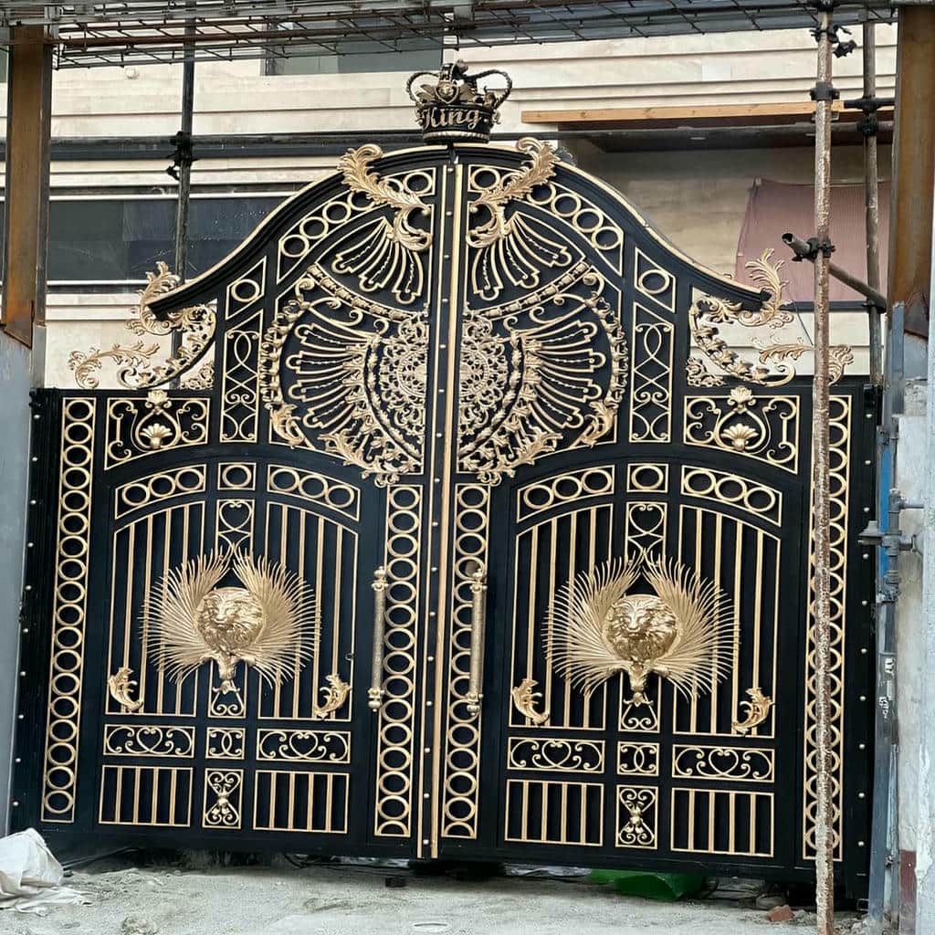 درب حیاط آهنی با قاب هندسی
