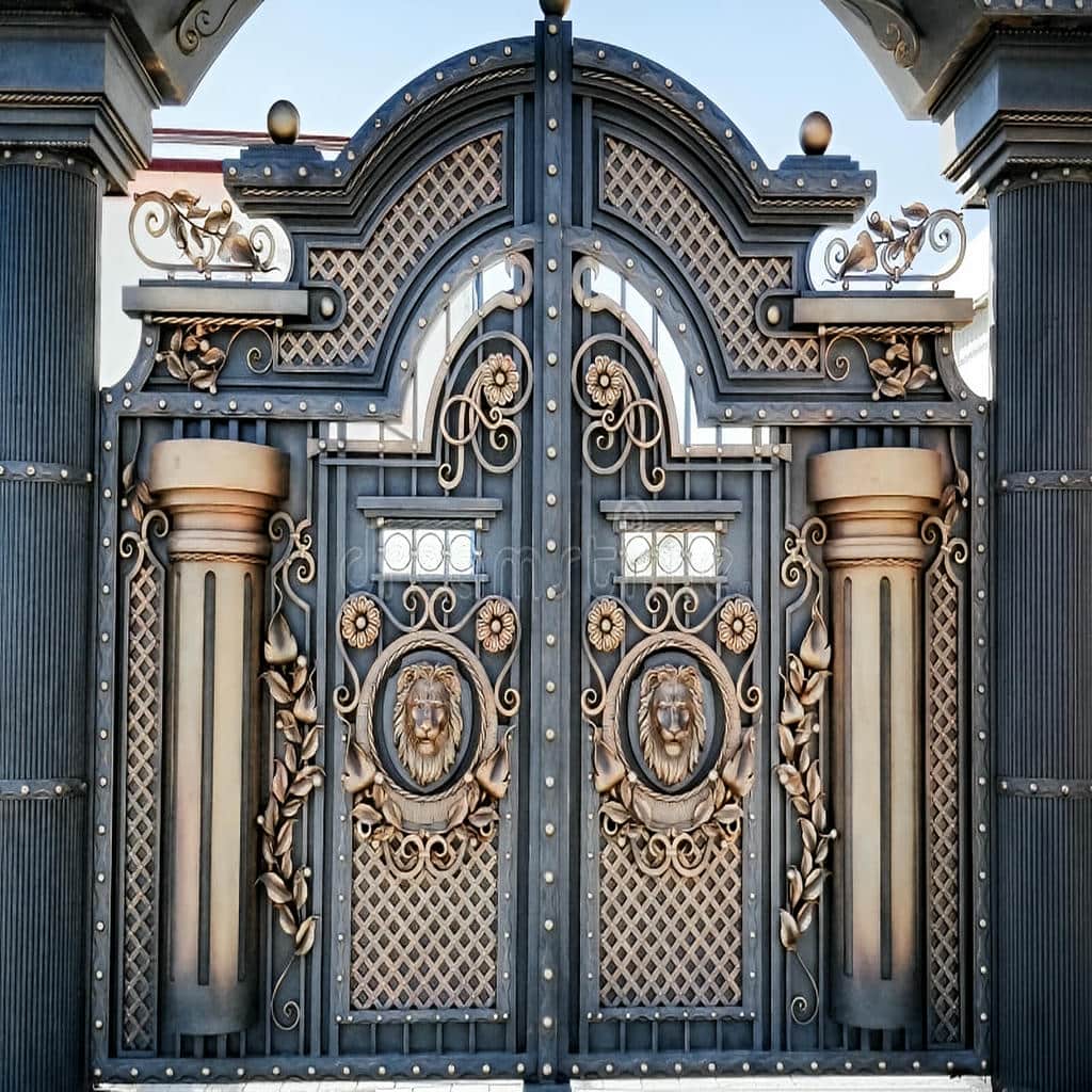 درب حیاط آهنی طوسی در استان قم