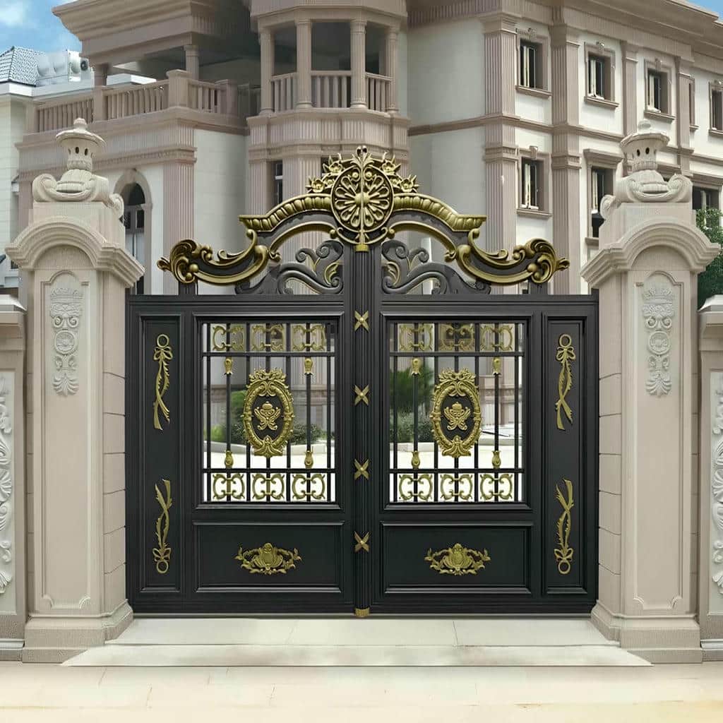 درب حیاط فرفورژه تیره با تزئینات متقارن استان سمنان