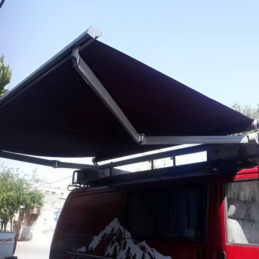 سایبان بازویی باز شده بالای تراس آپارتمان