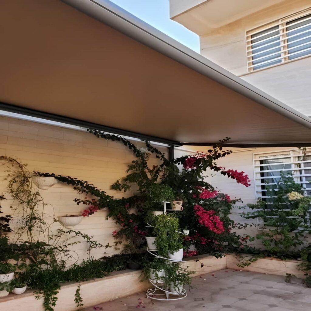 سایبان برقی جمع شونده با پوشش روشن