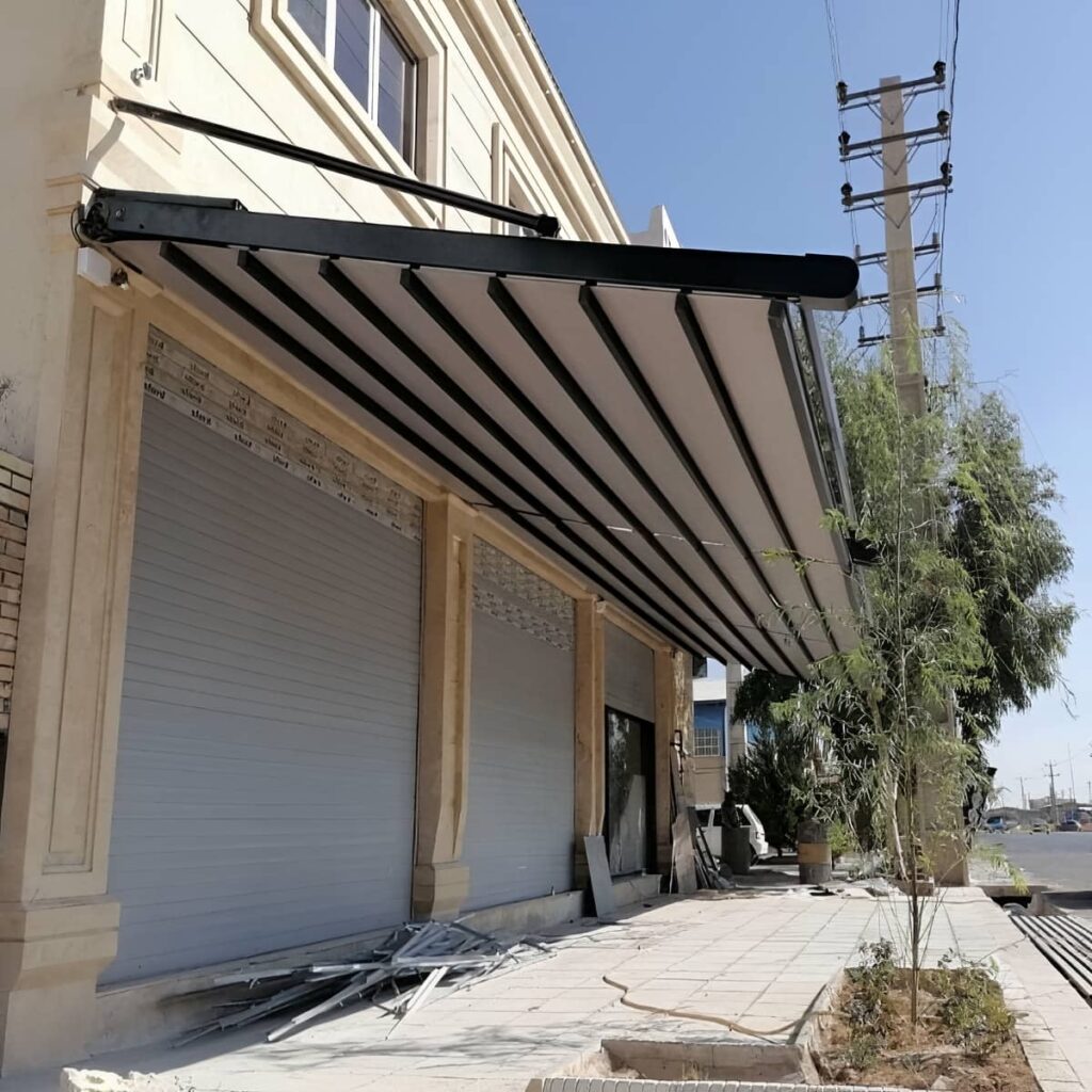 سایبان برقی مشکی با سازه فلزی جمع شونده