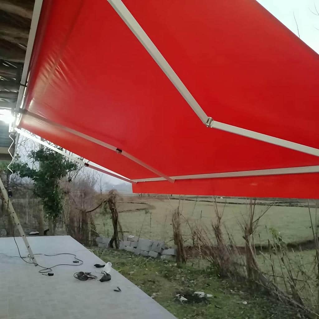 سایبان برقی پارچه ای طوسی روی ورودی ساختمان