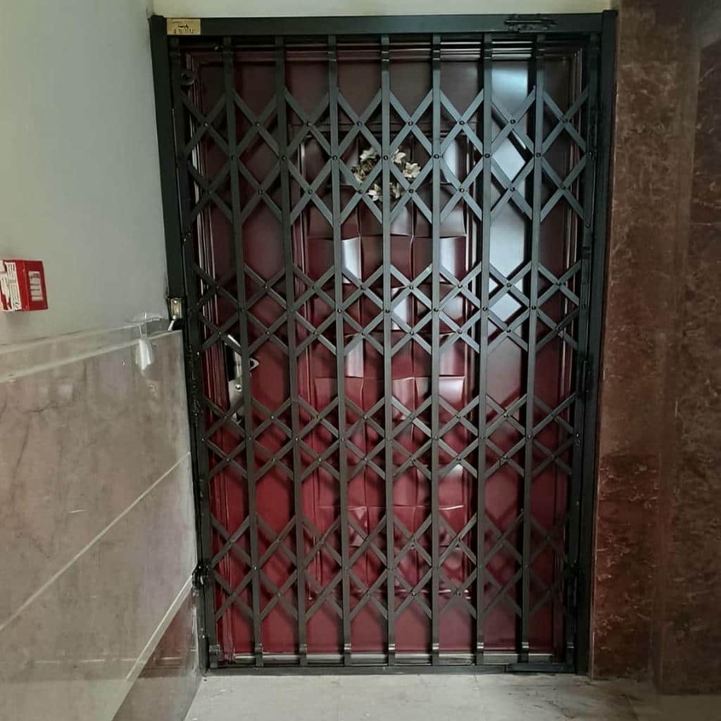 محافظ جمع شونده طوسی کنار درب آپارتمان