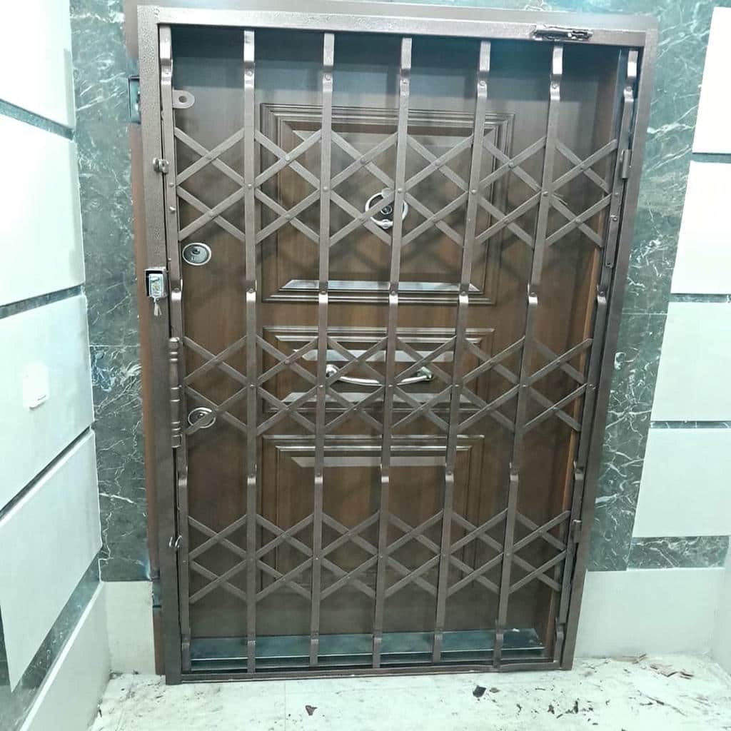 محافظ درب ورودی طوسی با ریل فلزی یکدست