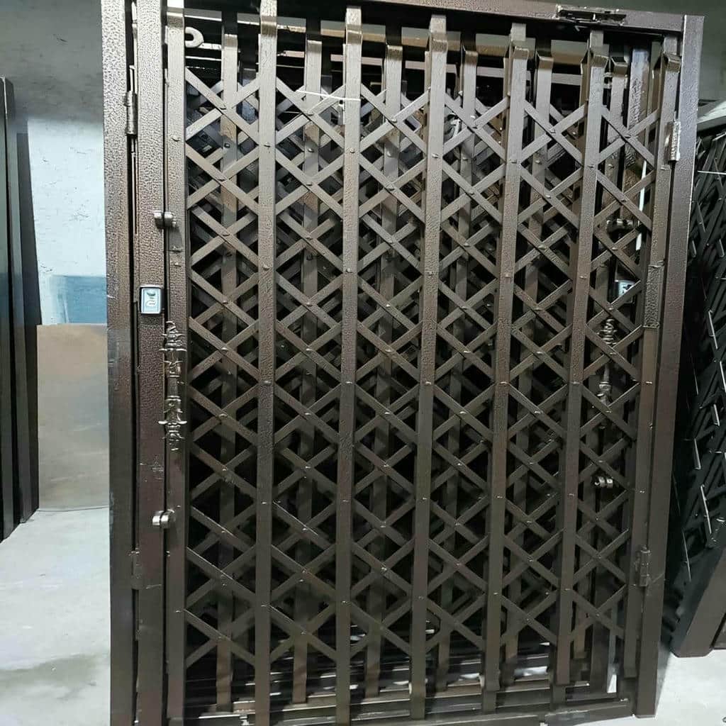 محافظ درب ورودی طوسی کنار چارچوب سنگی