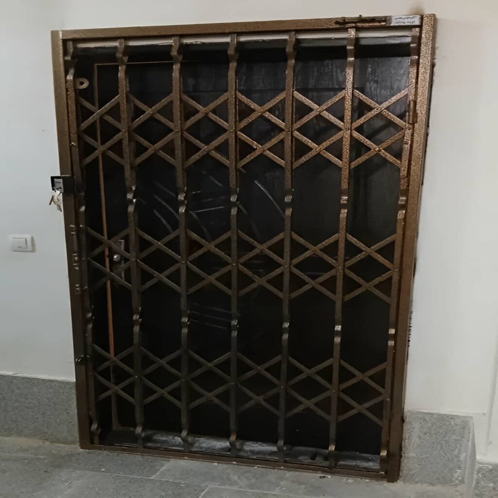 محافظ درب ورودی طوسی کنار چارچوب سنگی