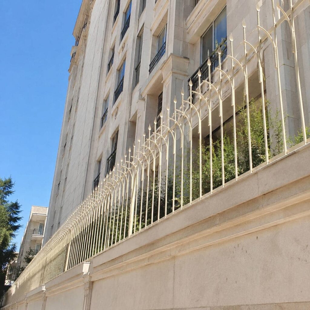 محافظ دیواری سفارشی کنار نمای آجری همدان