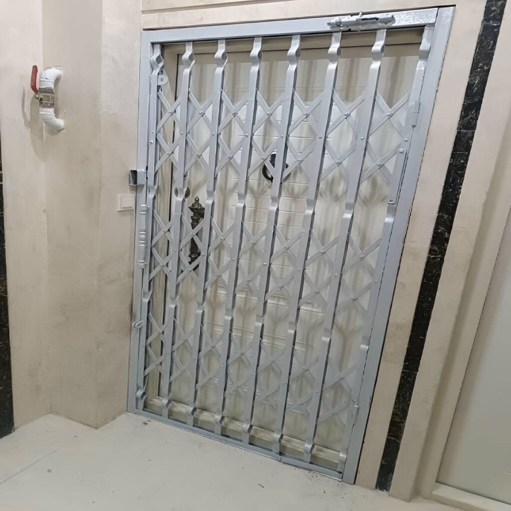 محافظ ورودی فلزی با شبکه لوزی منظم محافظ ورودی فلزی با شبکه لوزی منظم