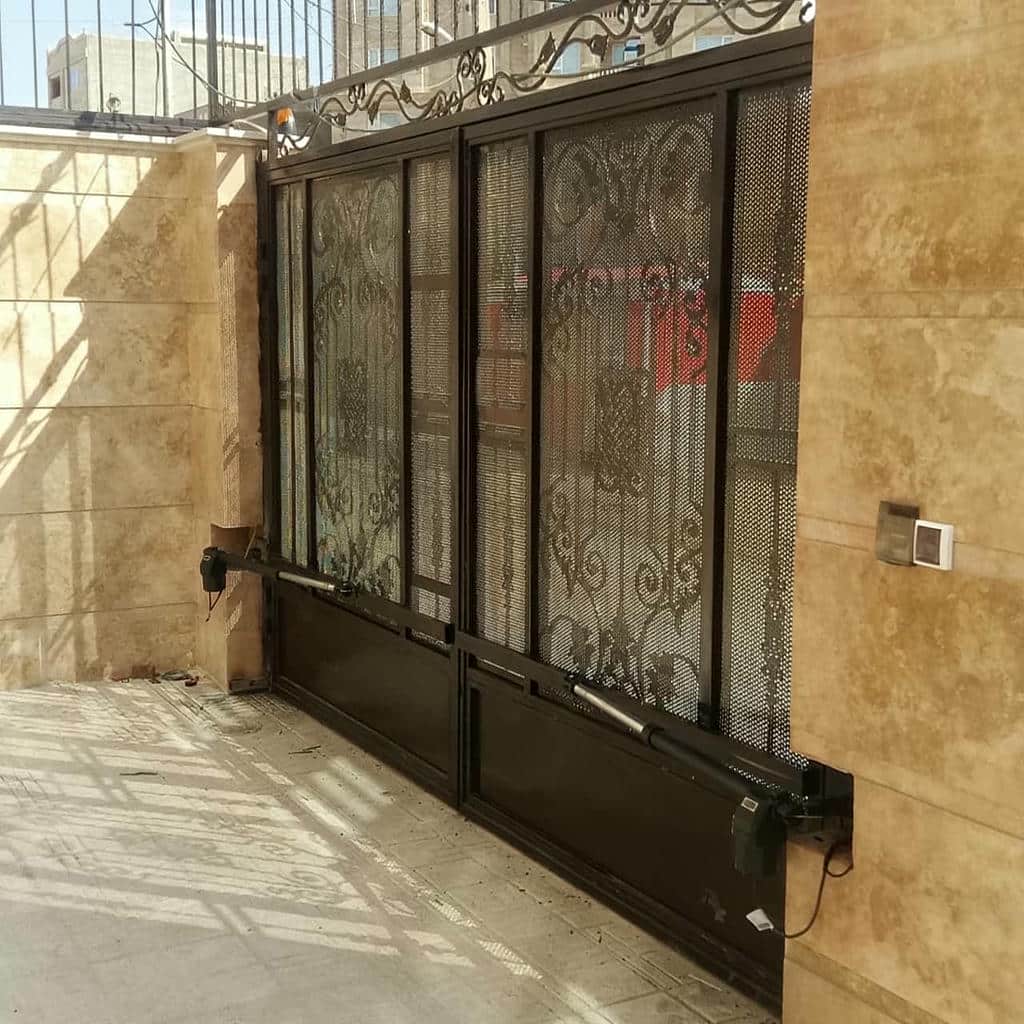 موتور درب پارکینگ کنار ستون سنگی ساختمان موتور درب پارکینگ کنار ستون سنگی ساختمان