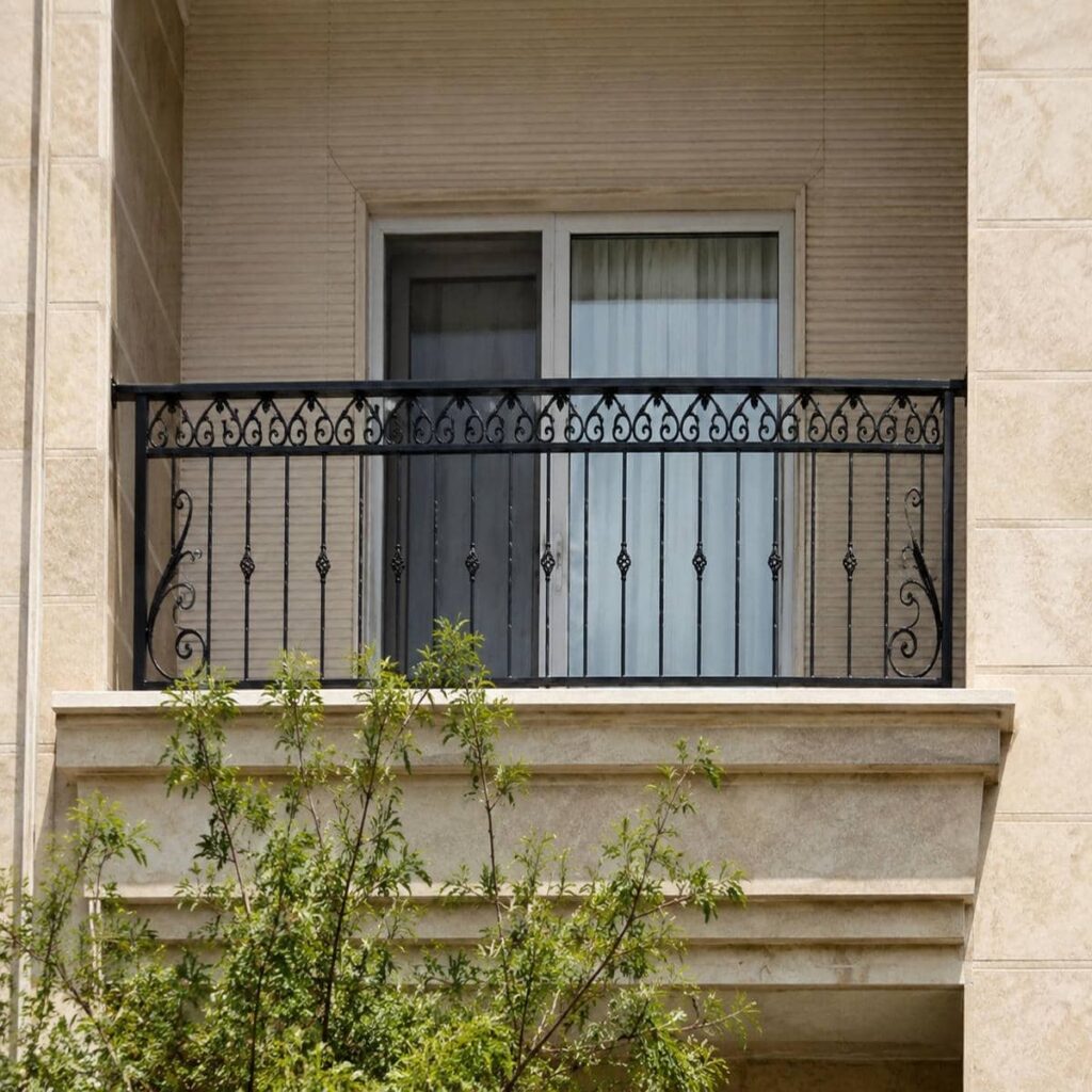 نرده تراس سفید با اجرای تمیز در ساری