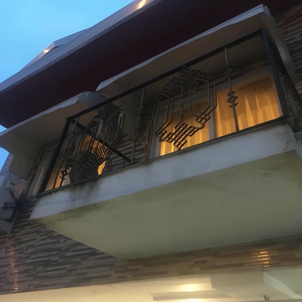 نرده تراس سفید نمای سنگی در استان البرز