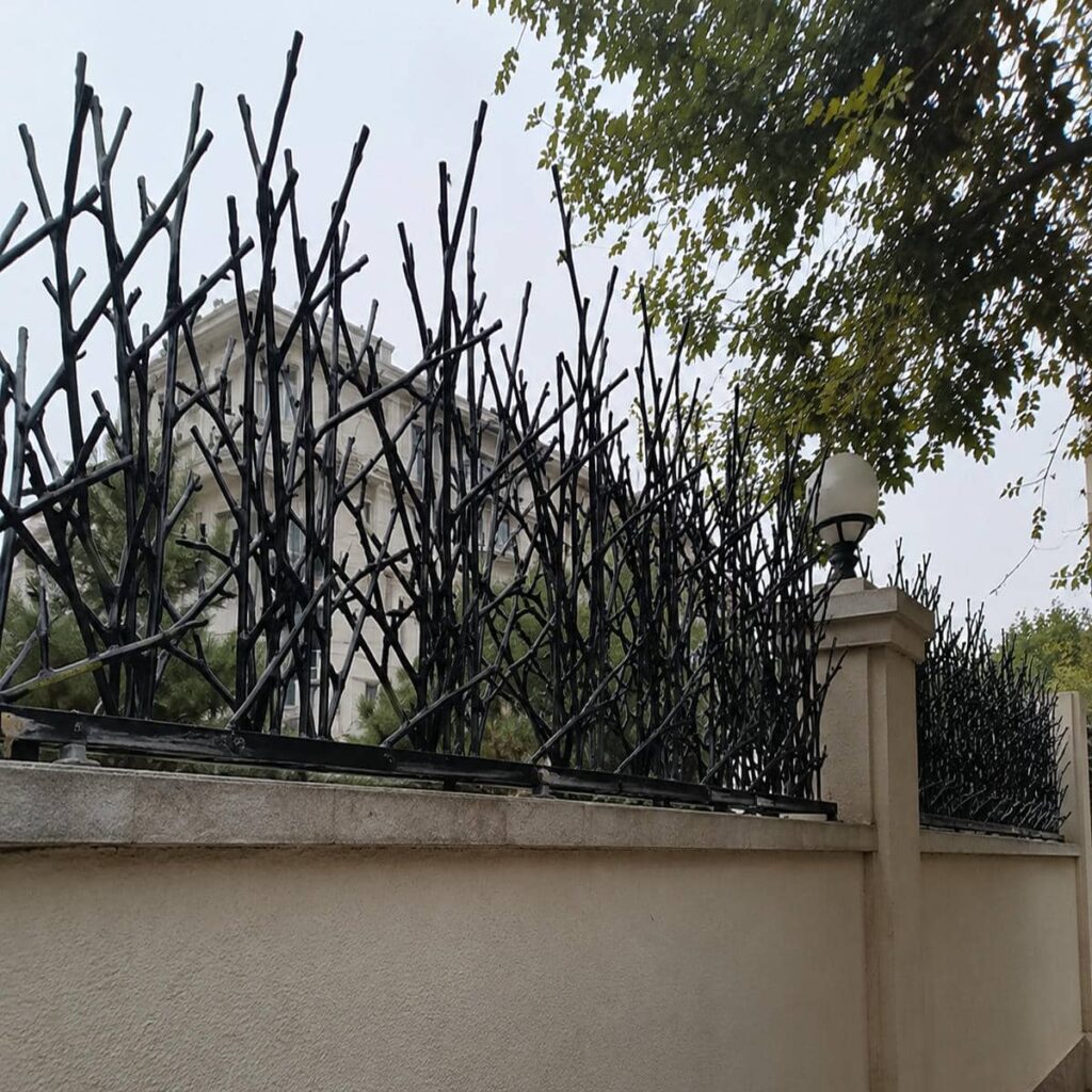 نرده حفاظ دیوار روی نمای آجری ساری