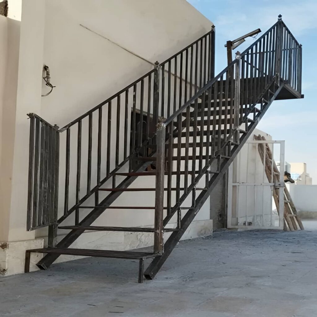 نرده راه پله با دست انداز خوش فرم