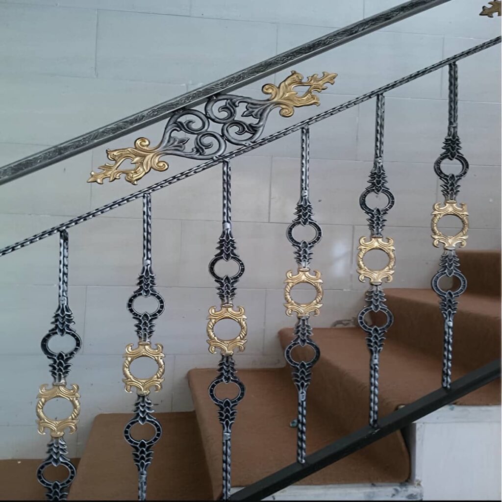 نرده راه پله با دست انداز فلزی ساده