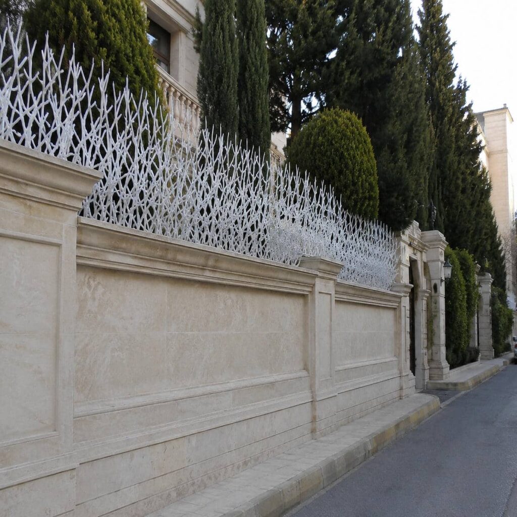 نرده روی دیوار باغ سنگی در سنندج