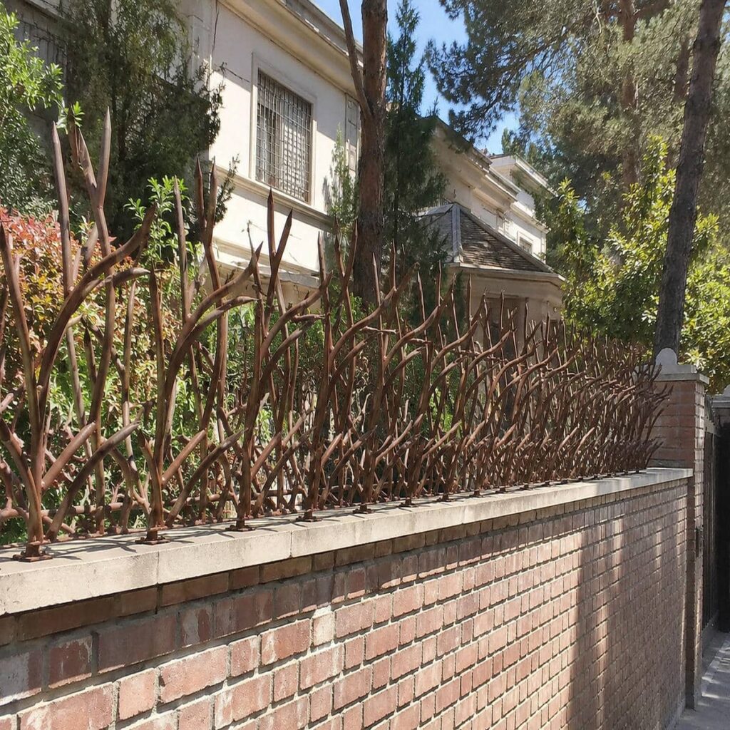 نرده روی دیوار رنگ شده در استان زنجان