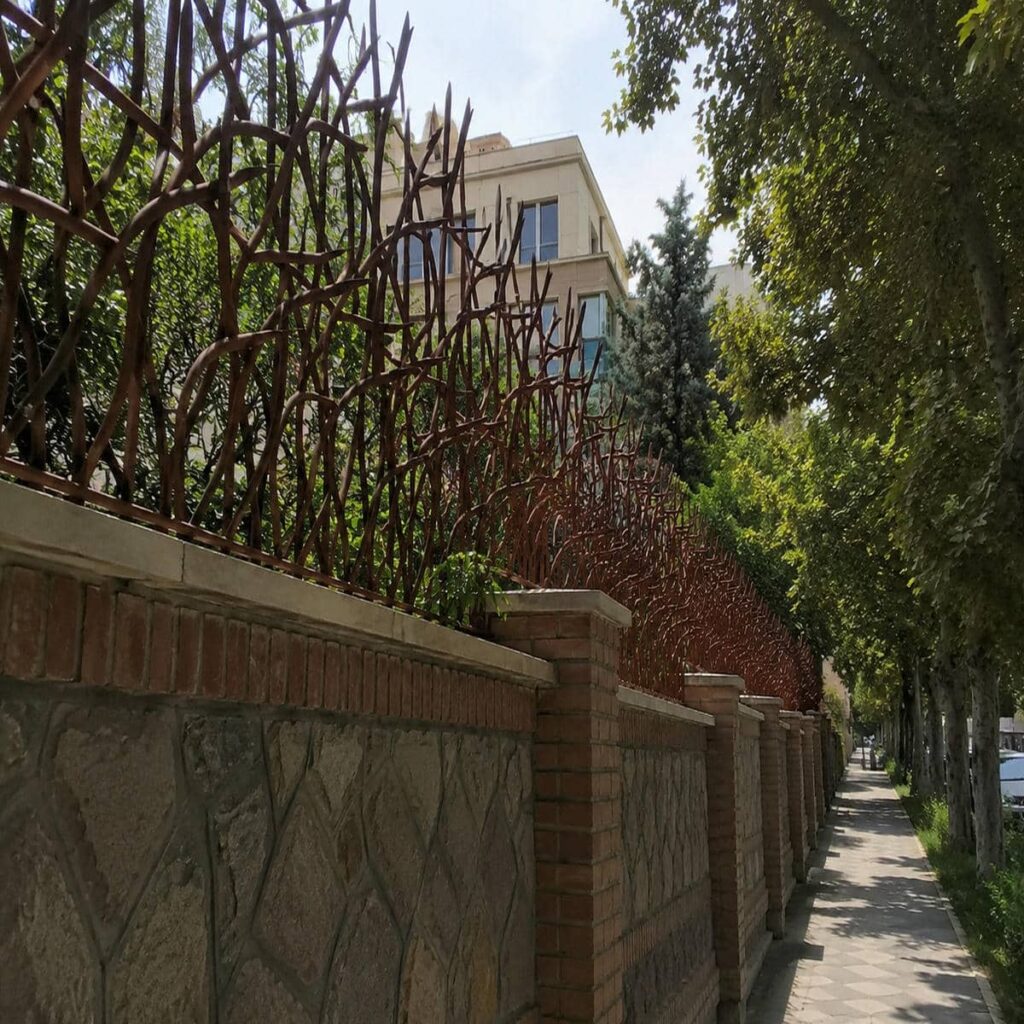 نرده روی دیوار ساختمان مسکونی در استان لرستان