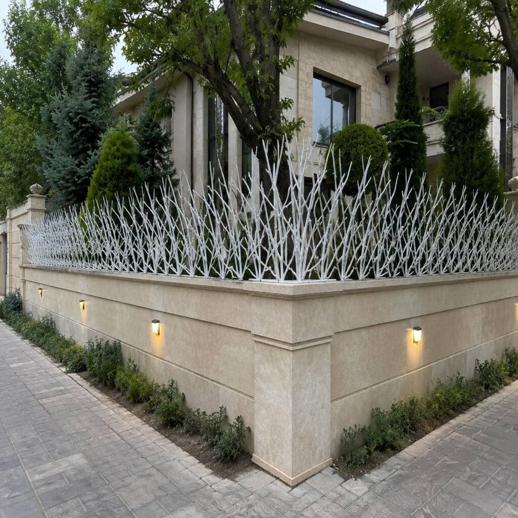 نرده روی دیوار سنگی ساختمان در استان آذربایجان شرقی
