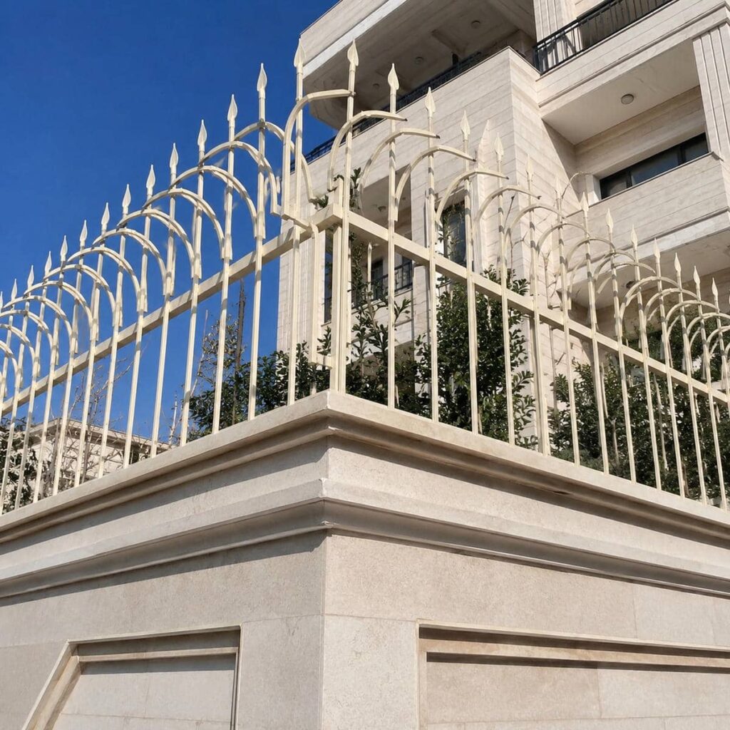 نرده سرنیزه ای فلزی روی دیوار بندرعباس