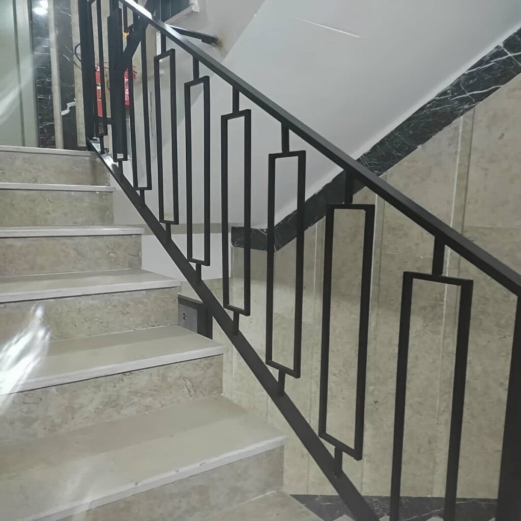 نرده پله با دست انداز چوبی روشن