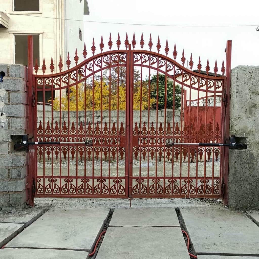 نمای نزدیک بازوی فلزی دربازکن پارکینگی نمای نزدیک بازوی فلزی دربازکن پارکینگی