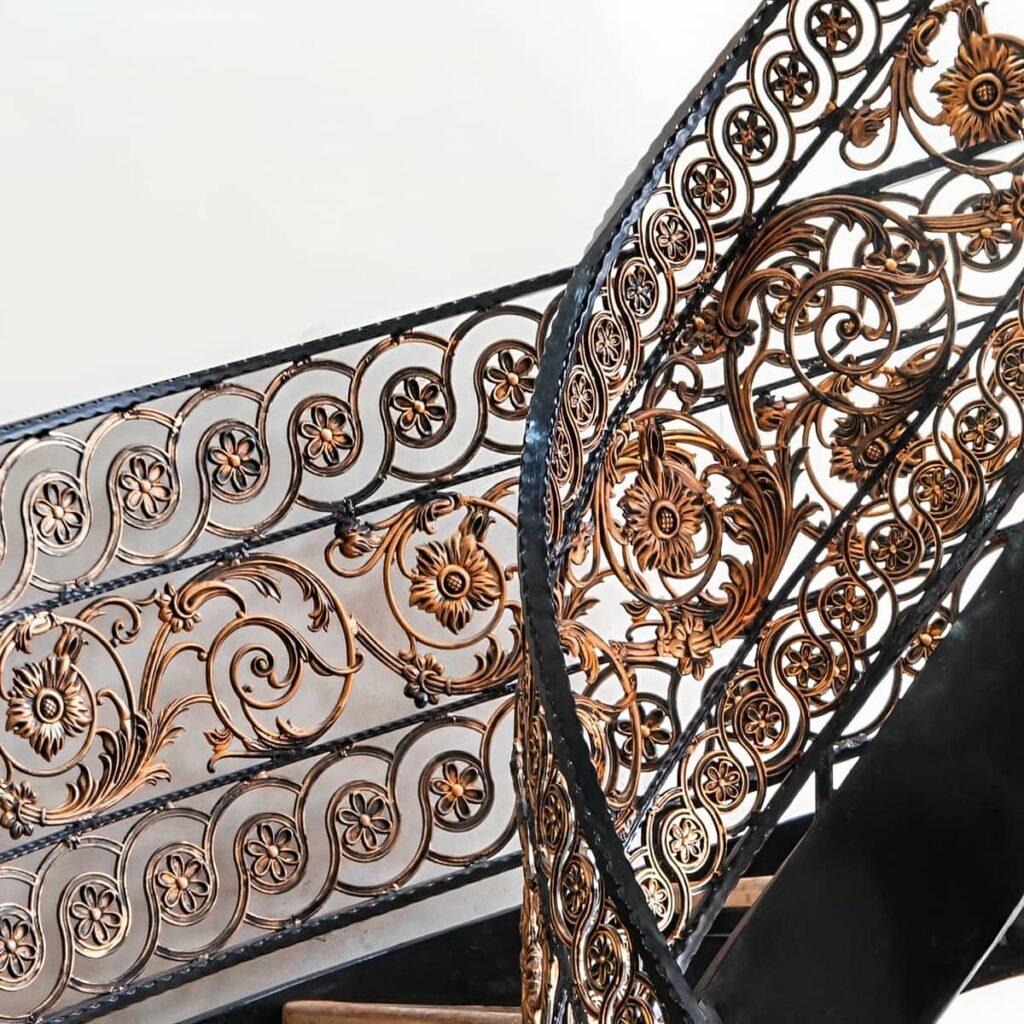 هندریل بیرونی ساختمان در استان کرمان
