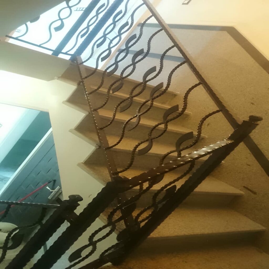 هندریل کنار پاگرد ساختمان در استان خراسان شمالی