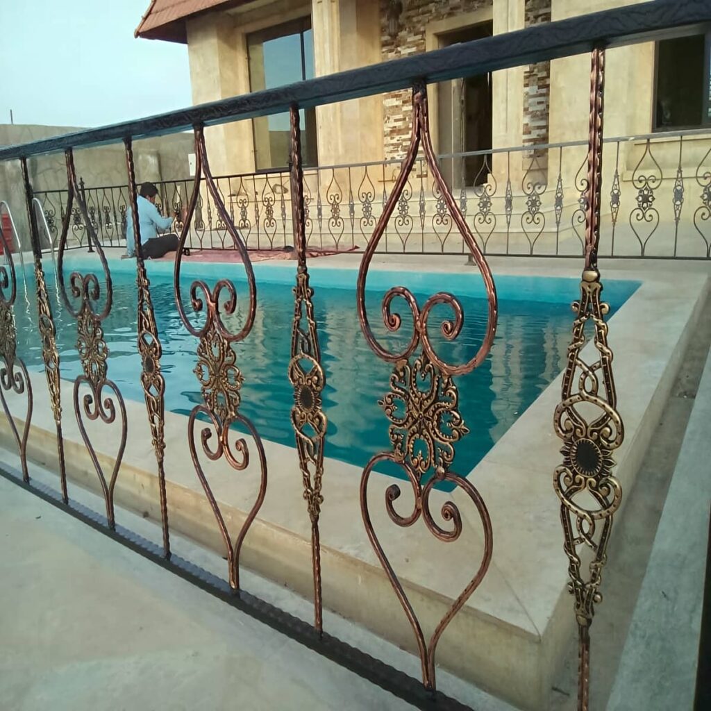 هندریل کنار پاگرد ساختمان در بیرجند
