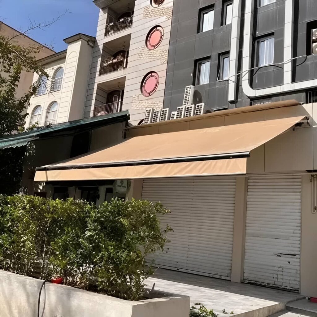 پوشش متحرک بازویی در زنجان کنار نمای ساختمان