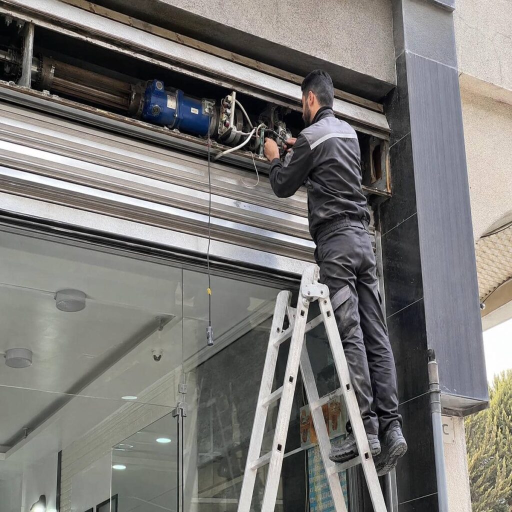 کرکره اتوماتیک طوسی برای ورودی ساختمان استان البرز