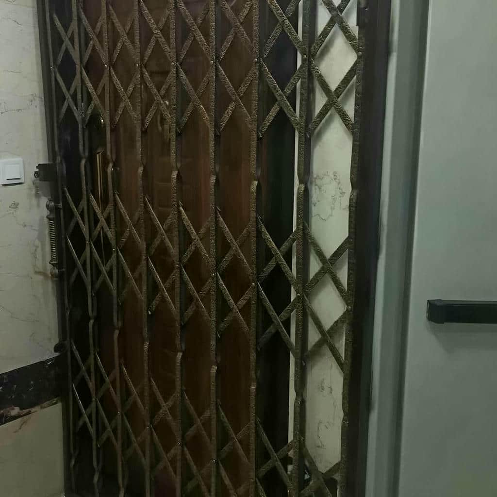 گارد آکاردئونی سفید با تسمه های فلزی مقاوم