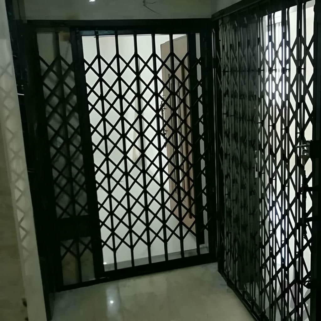 گارد آکاردئونی سفید برای ورودی آپارتمان