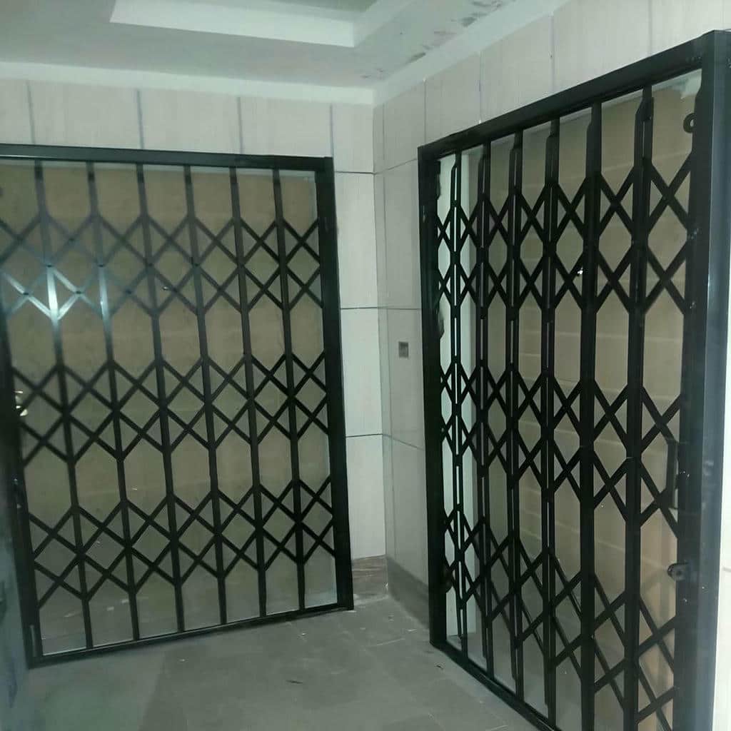گارد آکاردئونی سفید برای ورودی کم عرض