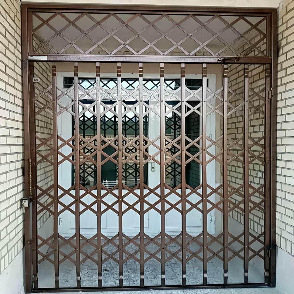 گارد آکاردئونی سفید نصب شده کنار چارچوب در بندرعباس