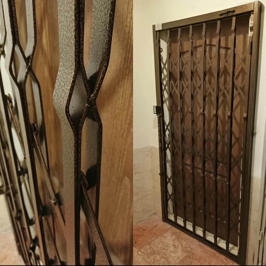 گارد آکاردئونی سفید کنار ورودی آپارتمان در سمنان