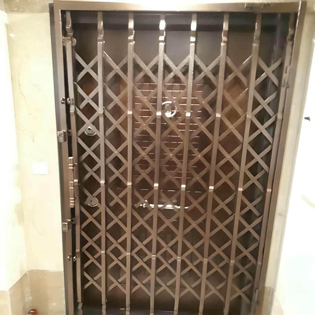 گارد آکاردئونی مشکی کنار ورودی آپارتمان در همدان