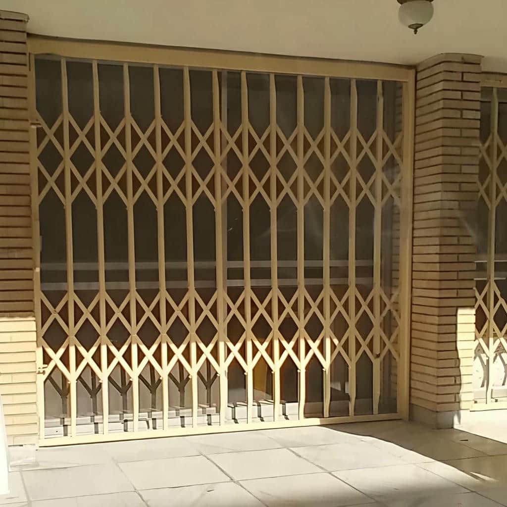 گارد جمع شونده فلزی کنار ورودی ویلا