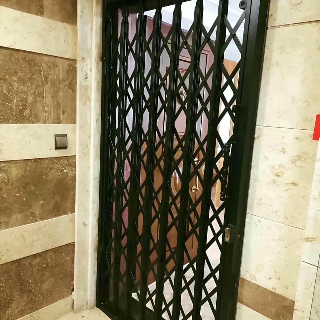 گارد درب ورودی با شبکه لوزی فلزی