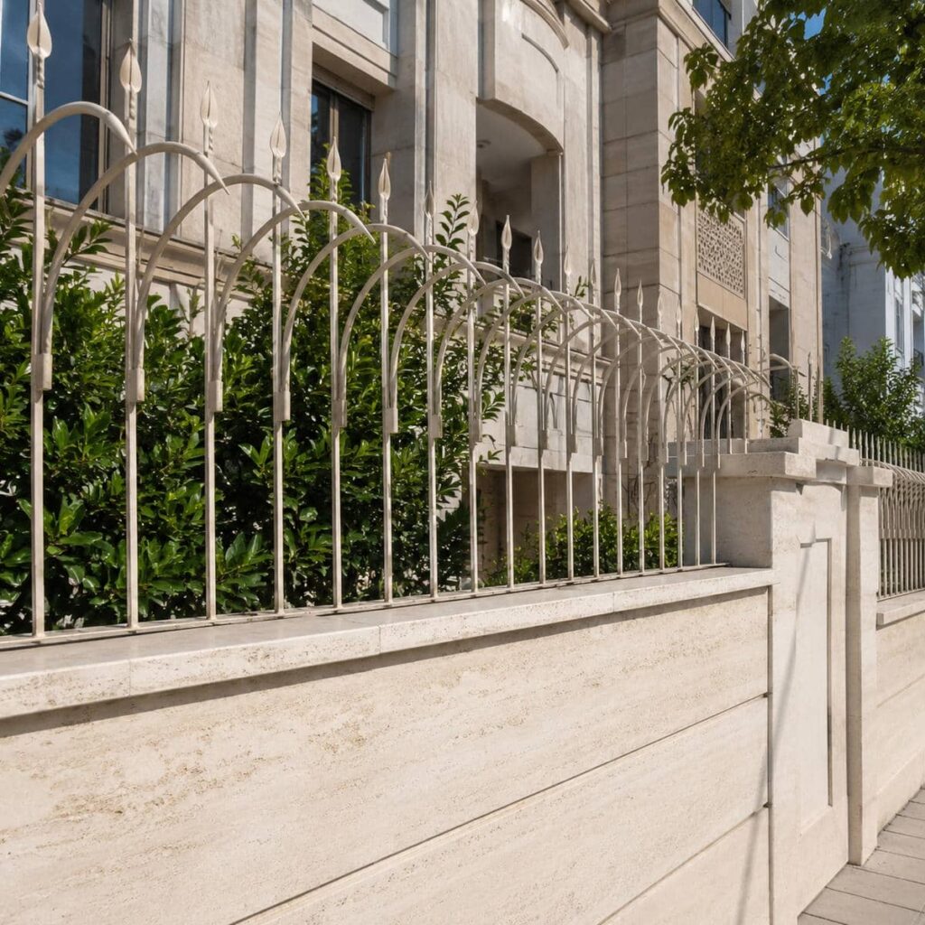گارد فلزی دیوار سنگی در استان زنجان
