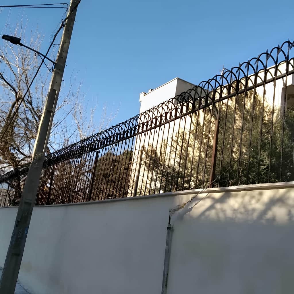 گارد فلزی دیوار سنگی در شهرکرد