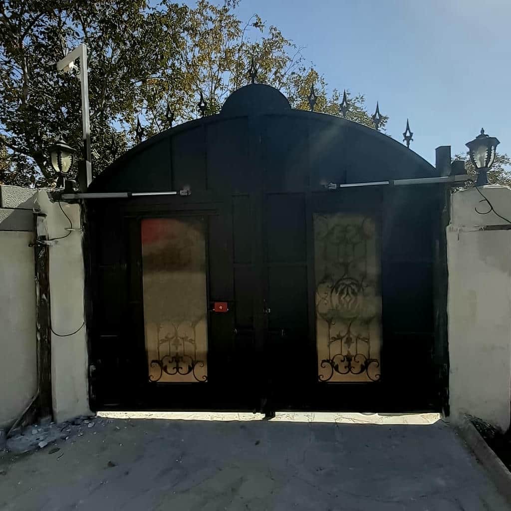 جک درب پارکینگ بازویی نصب شده در استان همدان مرکز تخصصی عرضه جک درب پارکینگ در استان همدان