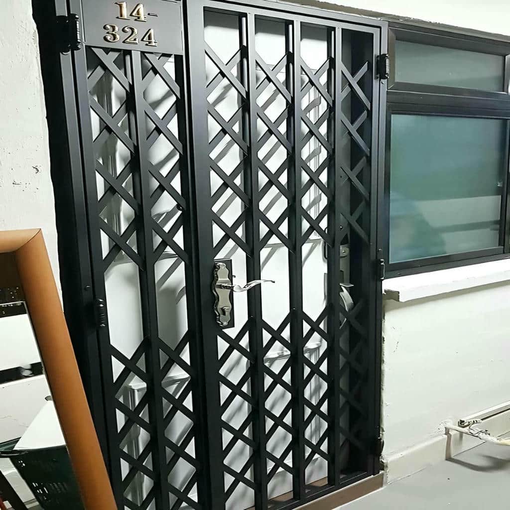 حفاظ درب آکاردئونی مشکی نصب شده در تبریز مرکز تخصصی فروش و سفارش حفاظ درب آکاردئونی در تبریز و حومه