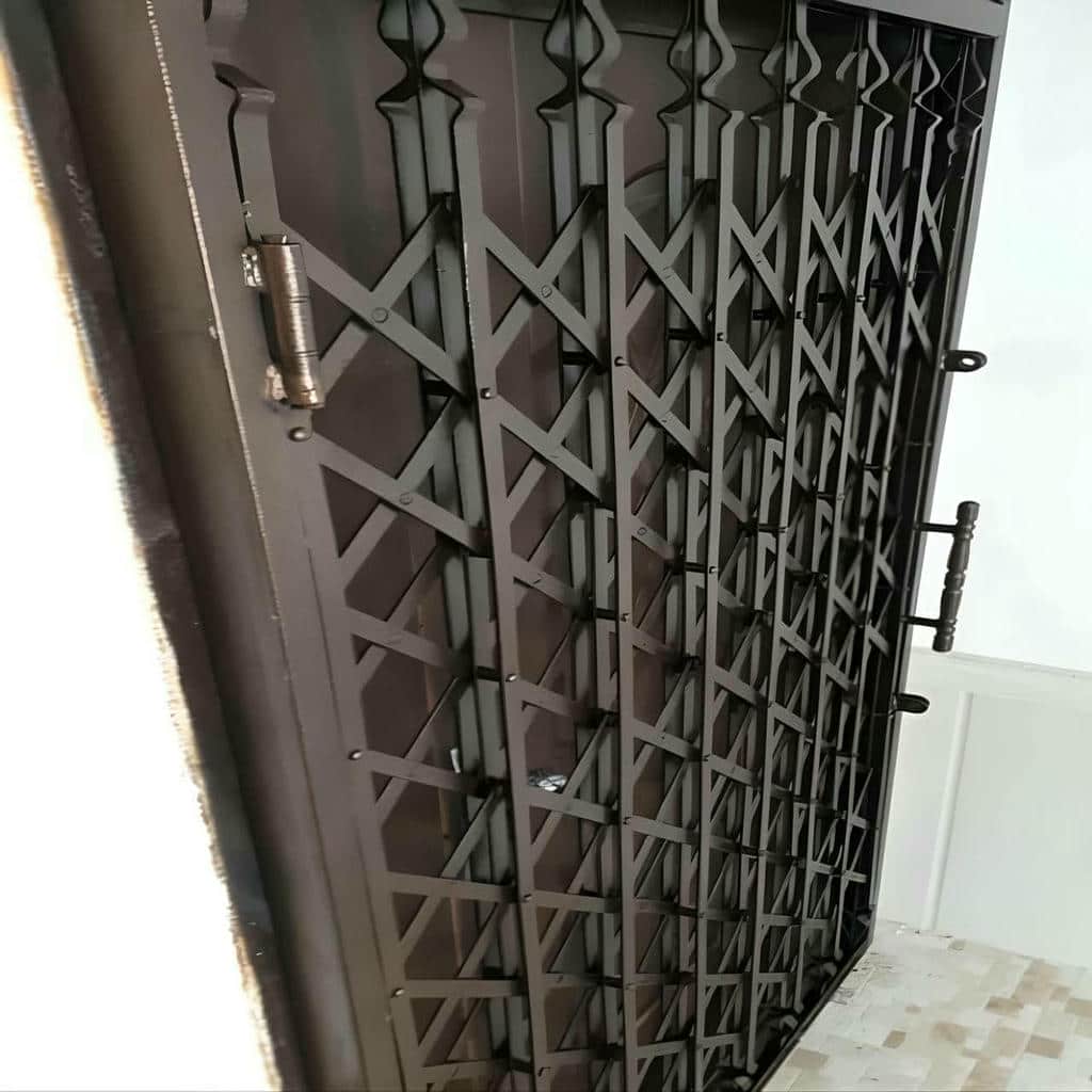 حفاظ درب آکاردئونی مشکی ورودی ساختمان استان اردبیل مرکز تخصصی عرضه حفاظ درب آکاردئونی در استان اردبیل