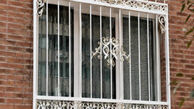 حفاظ پنجره آهنی مشکی نمای آجری بیرجند
