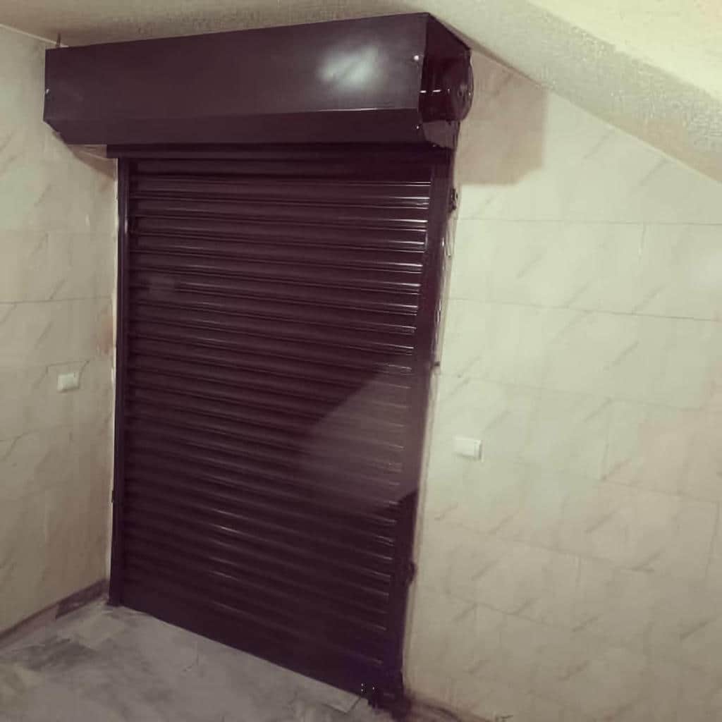 کرکره برقی مشکی برای نمای فرفورژه شهرکرد مرکز تخصصی فروش و سفارش کرکره برقی در شهرکرد و حومه